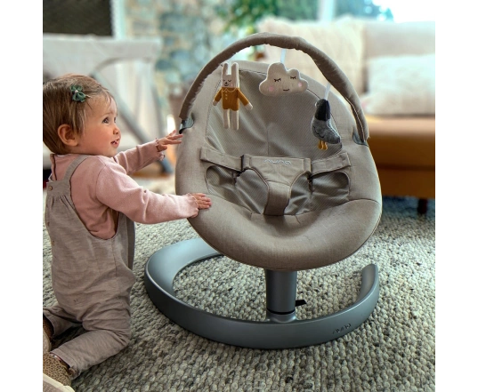 Шезлонг - качалка Nuna Leaf Grow с игрушечной дугой Quartz, светло-серый