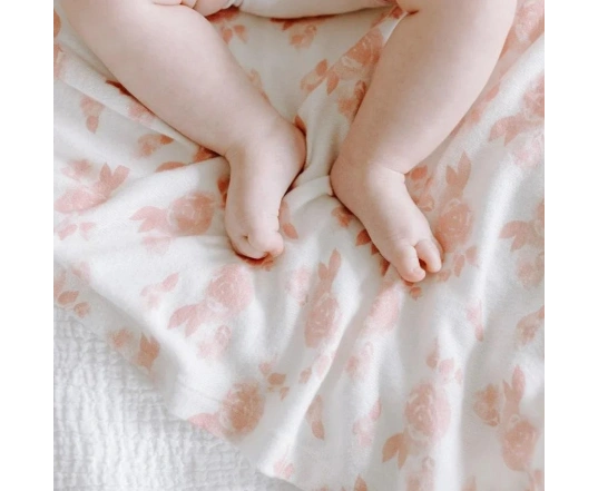 Подарунковий набір Aden + Anais пелюшка з трикотажного мусліну + шапочка rosettes