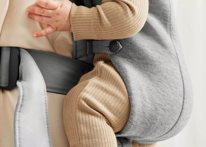 Купити Рюкзак-кенгуру Bebé Mini BabyBjörn (тканина 3Д трикотаж) - Бежевий з доставкою по Україні | KIDSLINE-48 - зображення