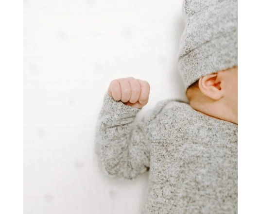 Подарунковий набір Aden + Anais спальник з трикотажного мусліну + шапочка heather grey